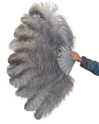 Une paire d'éventails à plumes monocouche gris bronze 24"x 41"