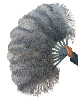 Une paire d'éventails à plumes monocouche gris bronze 24"x 41"