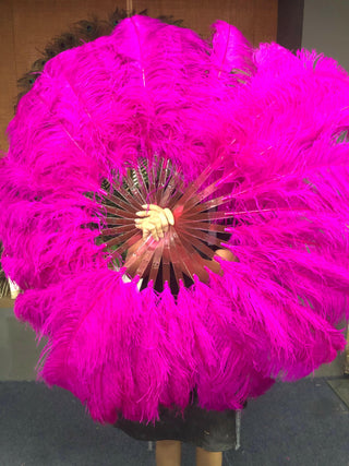 Éventail en plumes d'autruche monocouche rose vif entièrement ouvert à 180 degrés 25 "x 50"