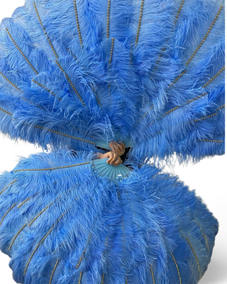 Abanico de plumas de avestruz de triple capa azul cielo 35 "x 63" Diamantes de imitación en lomos