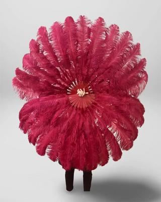 Ventaglio di piume di struzzo bordeaux a 2 strati, completamente aperto a 180 gradi 30"X 60"