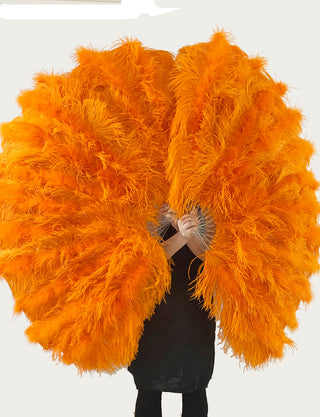 Éventail en plumes d'autruche orange 4 couches 35"x 67"