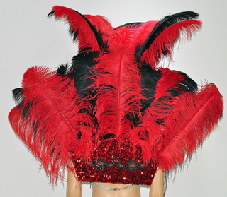 Ensemble coiffure et dos ouvert en plumes d'autruche rouges et noires